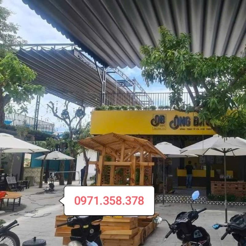 Mái che di động màu cafe lắp đặt tại không gian quán cà phê giúp tạo bóng mát và tăng tính thẩm mỹ